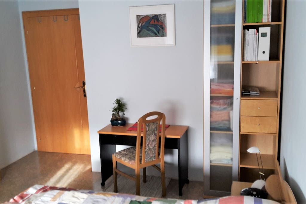 Im Zimmer befinden sich TV, Radio, gratis W-LAN, Schreibtisch, Bücherregal und Kleiderschrank