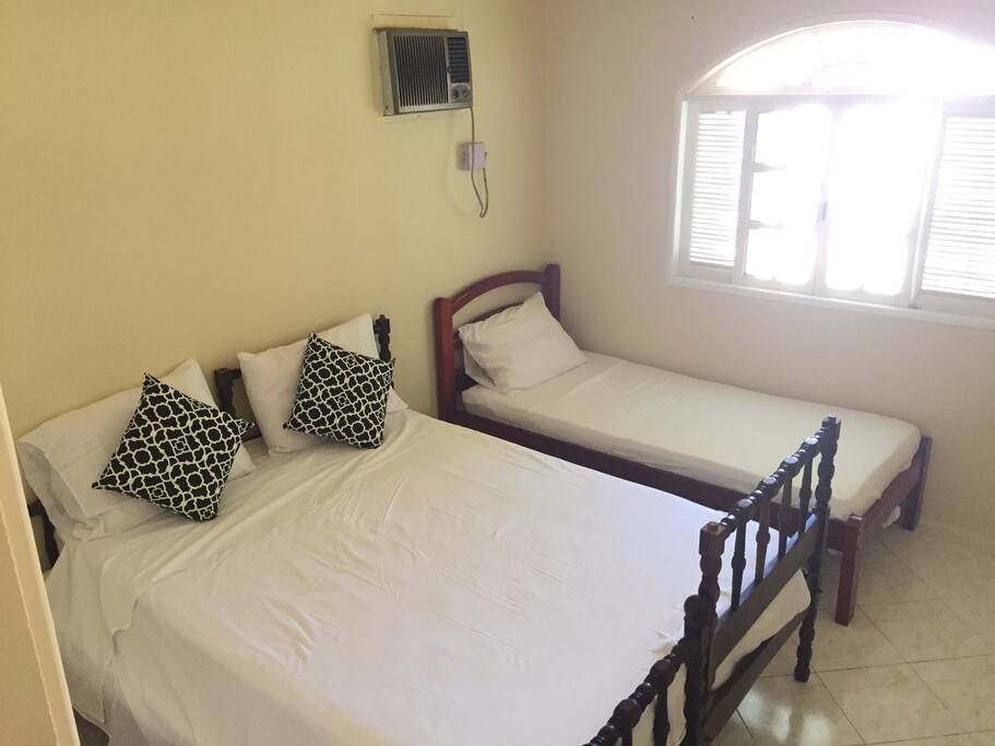 Quarto 2 - Camas reversíveis (3 de solteiro ou uma de casal e uma de solteiro) com ar condicionado.
