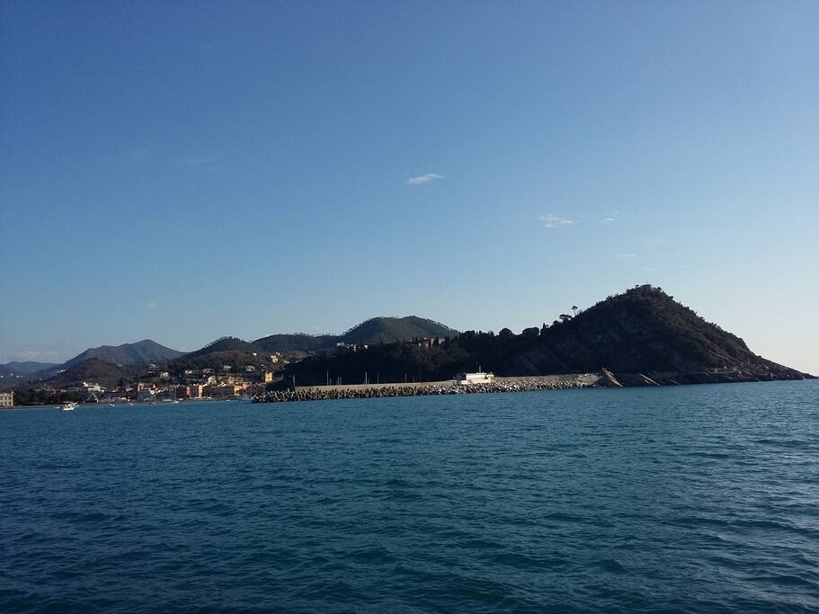 L'agile penisola della Bimare, simile a nave che salpi...