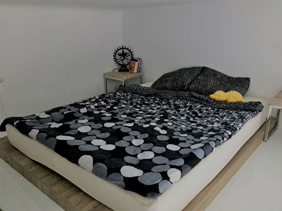 Bedroom on Gallery 160x210cm)