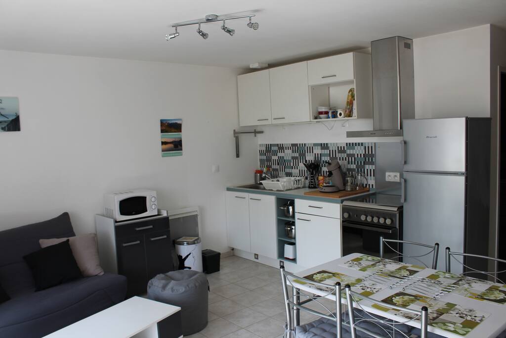 Wohnzimmer mit offener Küche / Salon avec cuisine ouverte