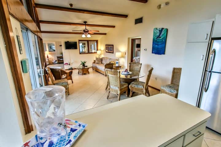 พื้นที่รับประทานอาหารด้านขวาและห้องนั่งเล่นพร้อมสมาร์ททีวี