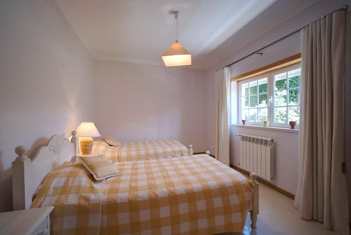 חדר שינה זוגי בקומה התחתונה