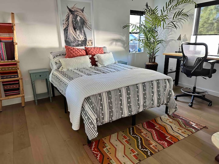 Სტუმრების საძინებელი სამუშაო მაგიდით საქმიანი მოგზაურობისთვის, ან ხელოვნება, ხელნაკეთობები - ხელმისაწვდომია პრინტერი.  Დედოფლის ზომის საწოლი ამ კომფორტულ მყუდრო საძინებელში. Გასრიალებული სარკისებური კარების სრული კედელი. 