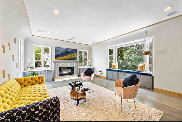 Spacious LA Villa w/ Pool, Hot Tub & Parking gallery image 3