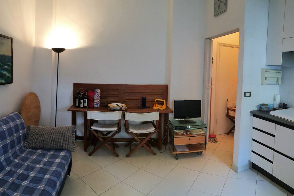 Zona soggiorno/cucina/pranzo con comodo divano letto matrimoniale