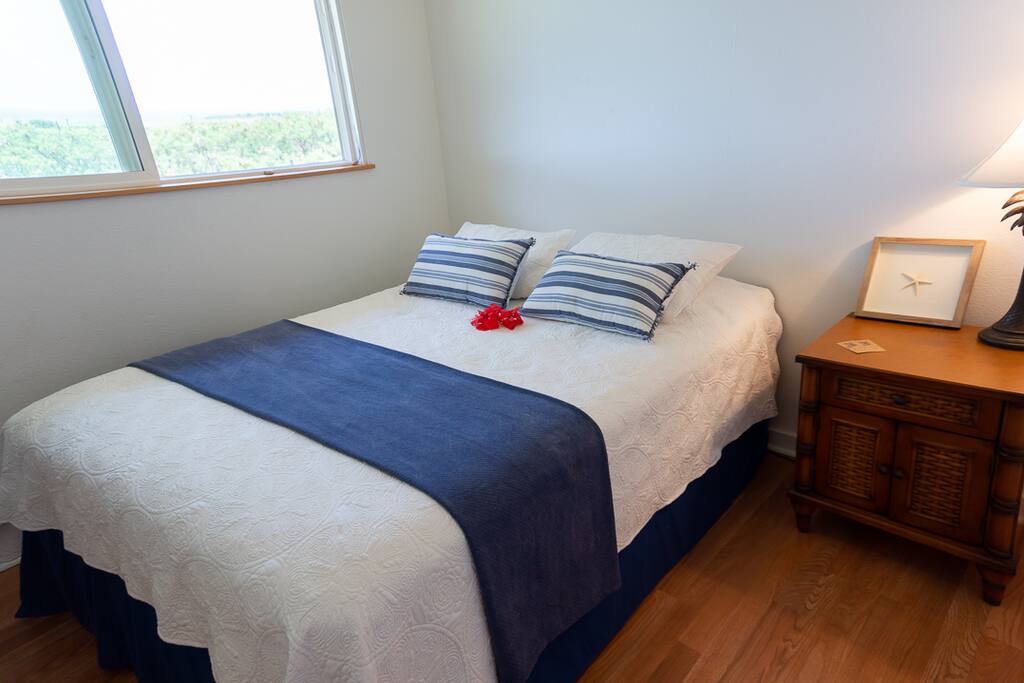 Ho'okipa Room: Queen size bed, organic sheets, unobstructed ocean view and open field view