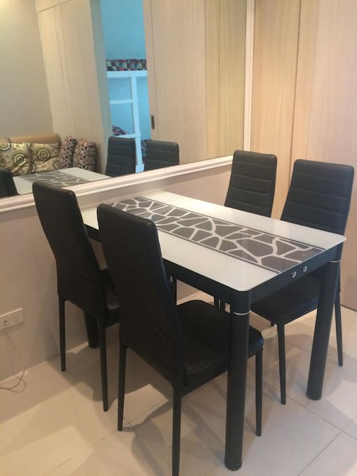 4-seater dining table