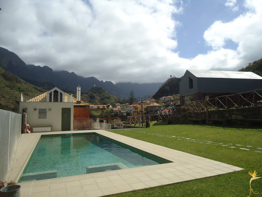 Vistas da piscina para o vale de São Vicente.