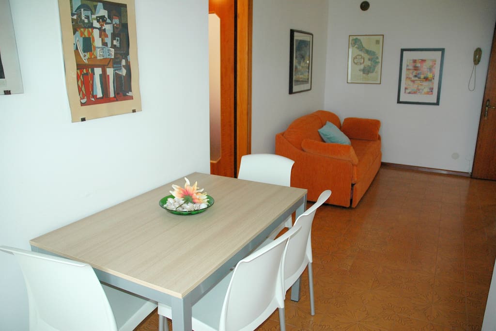 Soggiorno-pranzo con divano letto | Living-dining room with sofa bed