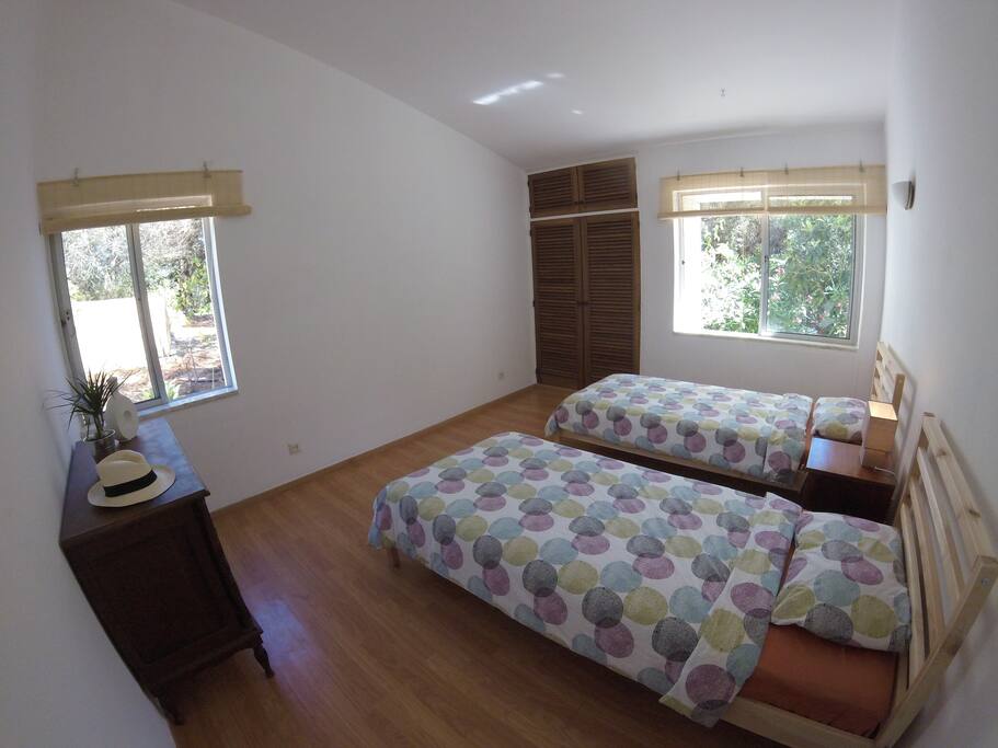 Bedroom w/ 2 single beds