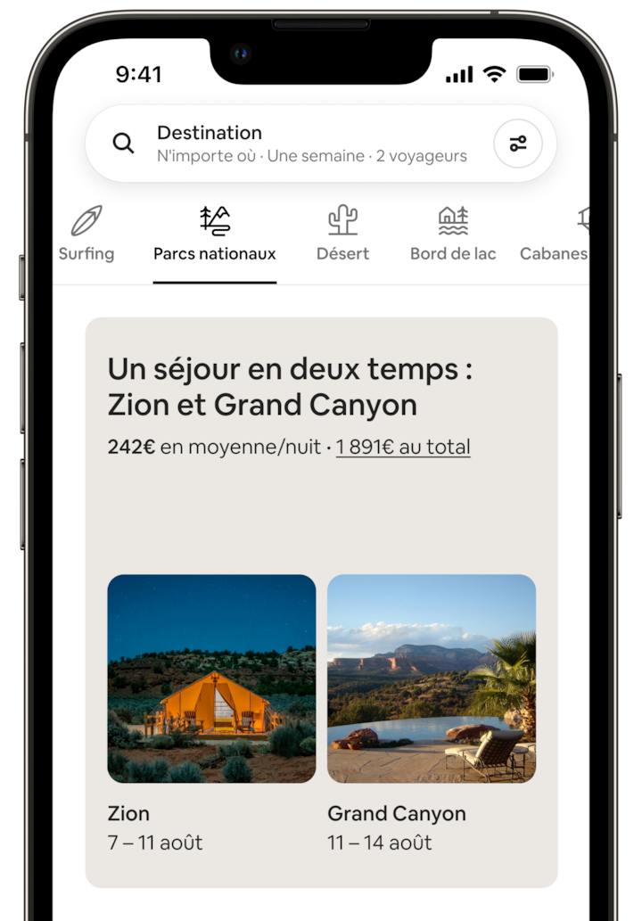 L'écran d'un cellulaire illustre un séjour en deux temps de la catégorie Parcs nationaux. On peut lire sur l'écran « Réservez un séjour en deux temps, entre Zion et le Grand Canyon » et le prix du voyage. Deux photos côte à côte se trouvent en-dessous. La photo de Zion illustre une tente spacieuse et lumineuse sous un ciel sombre. La photo du Grand Canyon affiche une piscine extérieure avec vue sur la montagne. La légende de chaque photo indique les dates de réservation du voyageur qui passera 4 jours à Zion, puis 3 jours au Grand Canyon.
