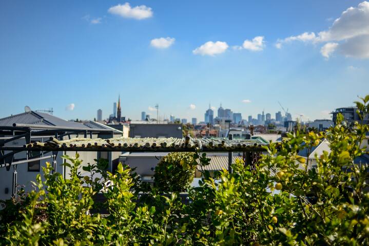 Modern 4BR 5beds + cityviews + lockup garage + MCG gallery image 4