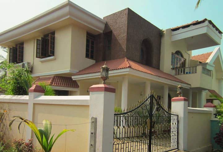 Colva Villa With Pool - Colva