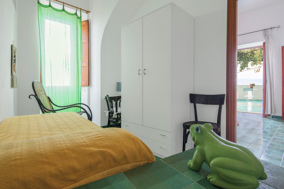 ერთადგილიანი ოთახი მეორე სართულზე