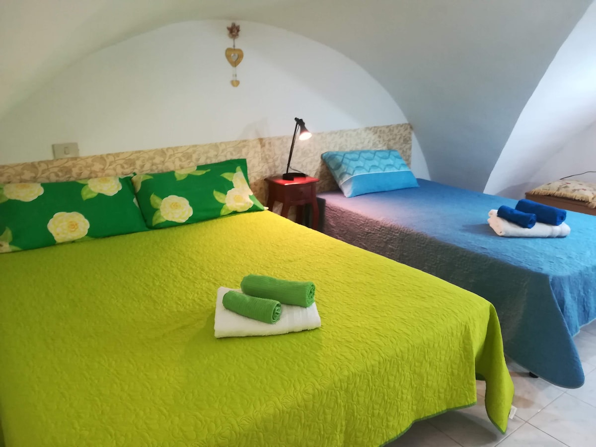 Slaapkamer met tweepersoonsbed en anderhalve bed. Typisch zeilplafond van de huizen in het historisch centrum 