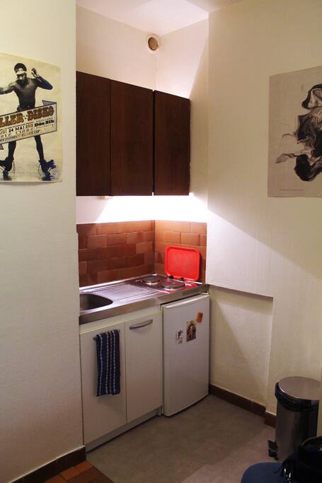 Espace cuisine avec frigidaire, four, grille pain et ustensiles de cuisine