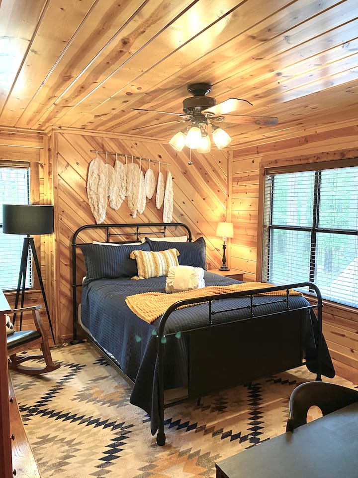 Camera da letto al piano superiore con letto matrimoniale e scrivania per il lavoro da remoto. 