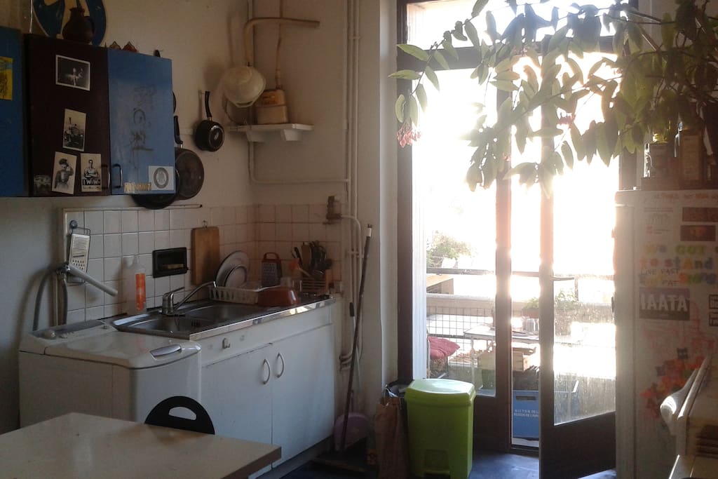 La cuisine avec un balcon donnant sur la cour