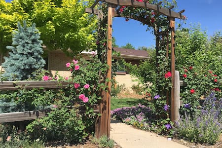 Rm #1 Btwn Denver/Boulder, ONE GUEST, 420 outside