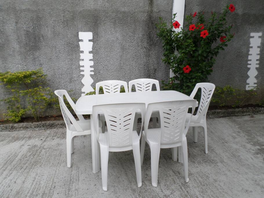 Une table de jardin peut être positionnée dans la cour ou sur la terrasse