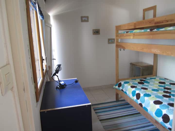 双层卧室（楼下）配有独立淋浴、马桶、水槽，但距离花园场地内的主屋仅几步之遥。    