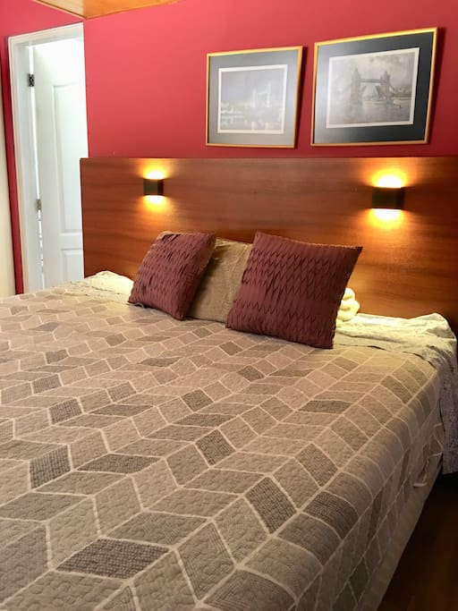 Dormitorio con cama King