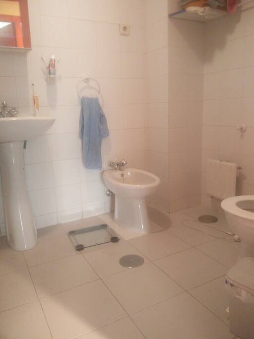 La casa tiene dos baños. Si estáis por aquí solo lo usareis vosotros!! Tenemos toallas si necesitáis!