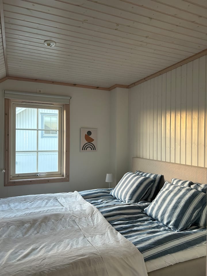 חדר שינה 1 עם מיטה בגודל 180 ס"מ