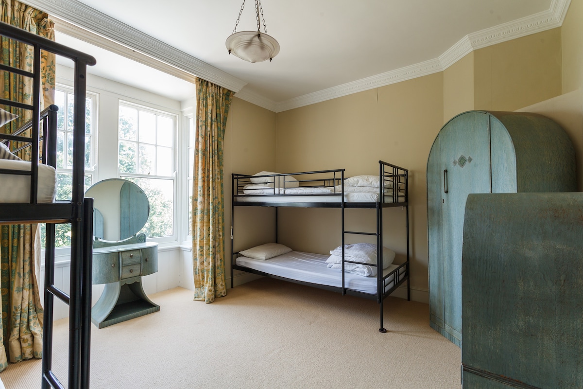  4 единични двуетажни легла