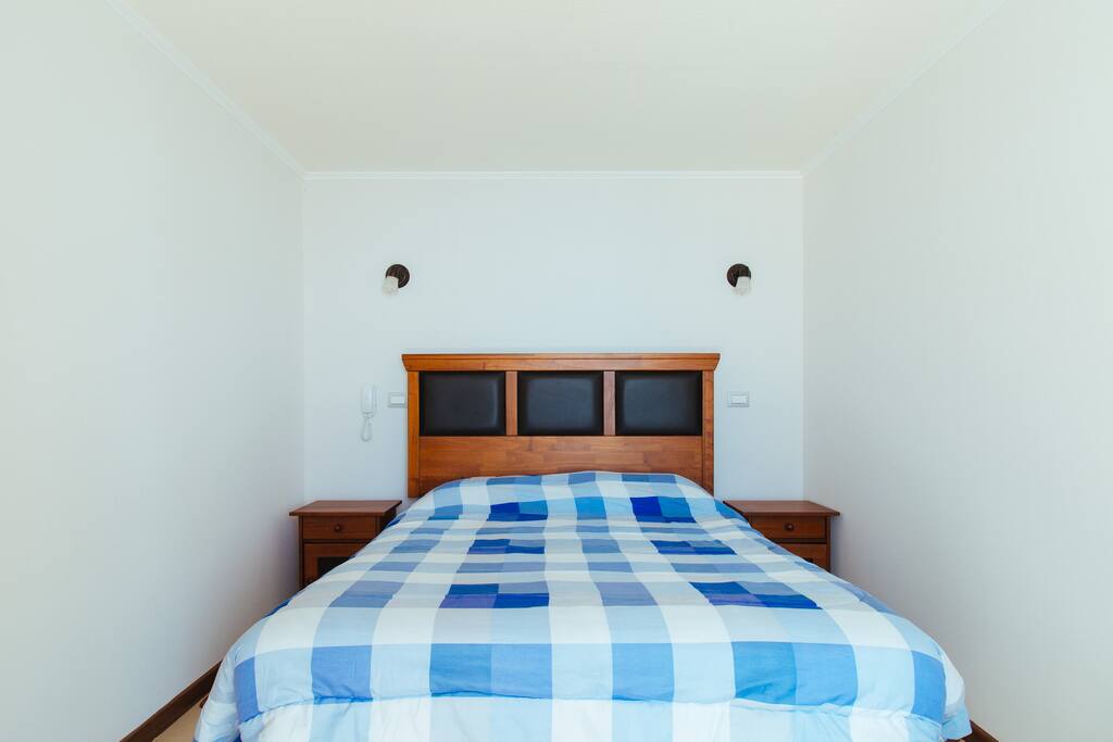 Cama con vista al mar, es fabuloso, al despertar y ver el mar.