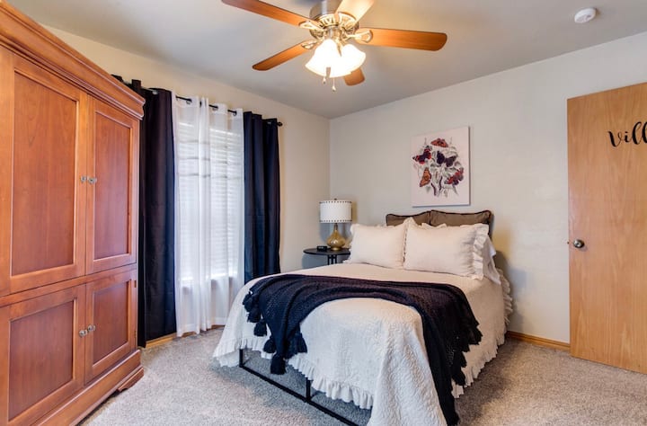 Downstairs bedroom, double bed.