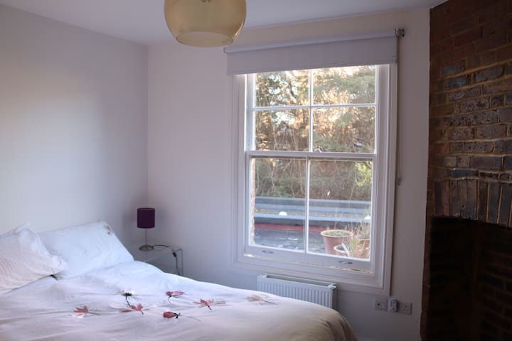 Stunning 2 bedroom flat in quiet neighbourhood Kew