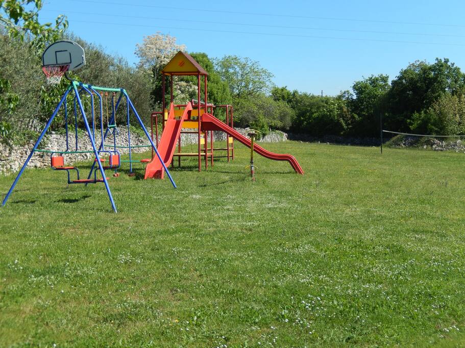Spielplatz und Spielwiese