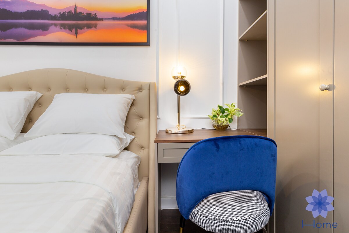 חדר שינה שני עם טלוויזיה חכמה גדולה (עם כבלים), מלתחה, שולחן וכיסא. 