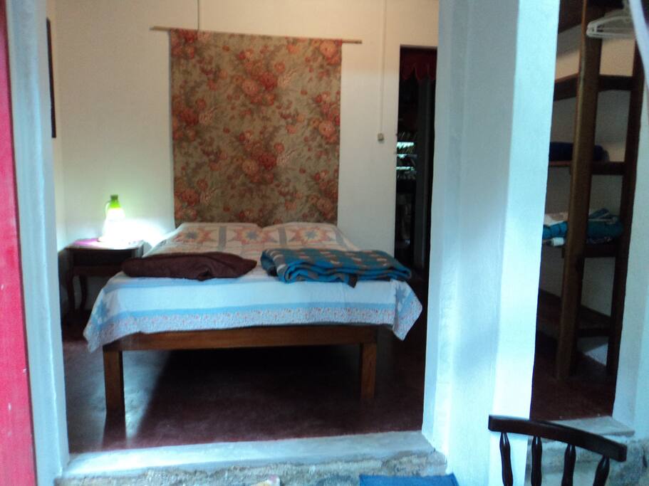 cama e prateleiras