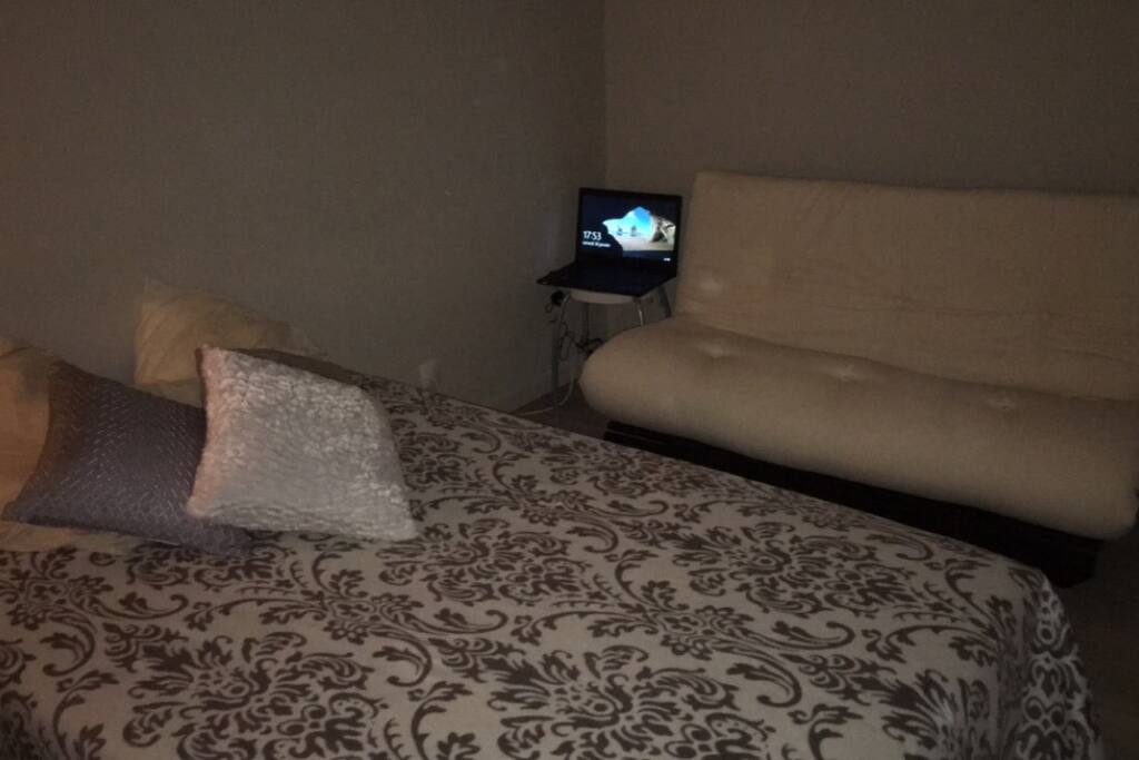 La chambre avec le clic clac ouvert en lit plus le canapé futon.