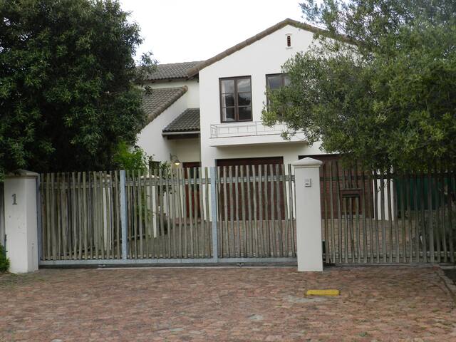 Sunset @ 1 Diluta Drive gallery image 3