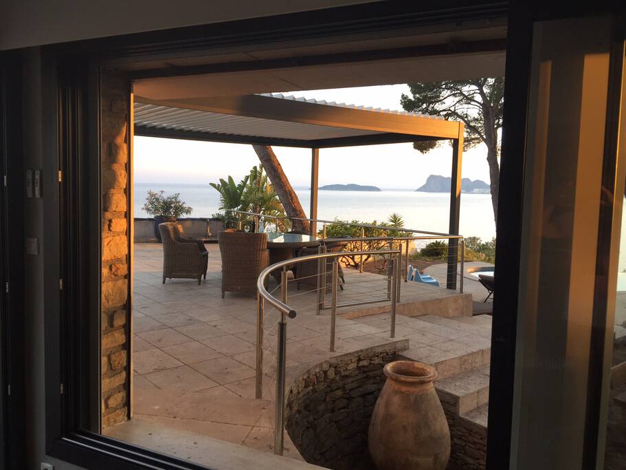 Pergola bioclimatique sur la grande terrasse
