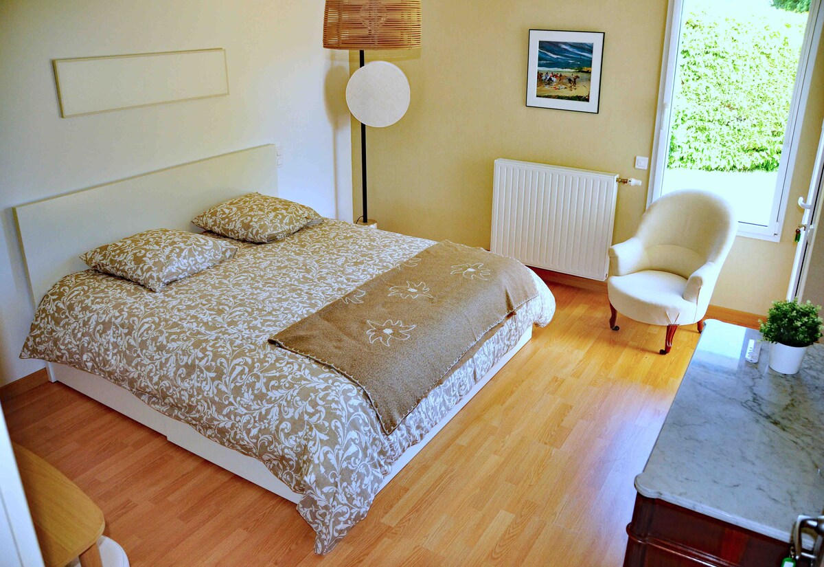 Habitación Planta baja con cama 180
puerta de ventana al jardín y a la ventana 