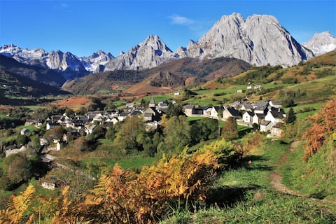 Renovated home overlooking the Cirque de Lescun.
