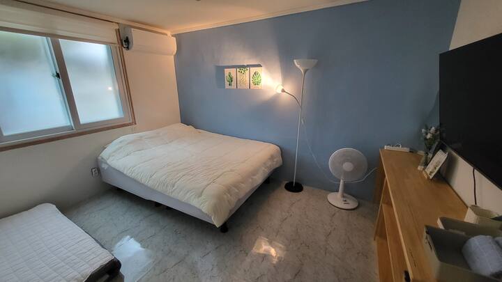 Ეს არის ოთახი, რომელიც შედგება დედოფლის ზომის საწოლისა და სუპერთასისგან და, როგორც წესი, იტევს 3 ადამიანს. Ის, ასევე, არის კონდიციონერი, უშუქო ფარდა, Google TV, Netflix და Disney. ^ ^