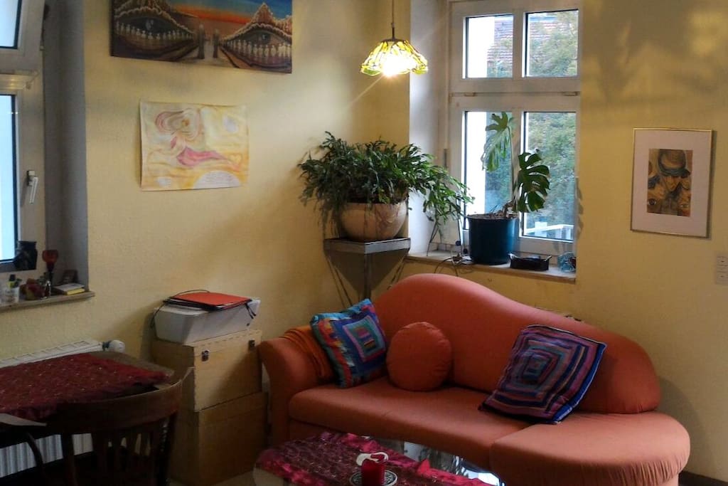 Gemütliches Wohnzimmer mit Balkon. Auch umbaubar in zweites Schlafzimmer.