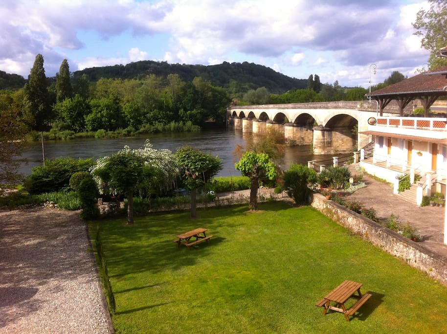 L'Escale is right on the riverbank