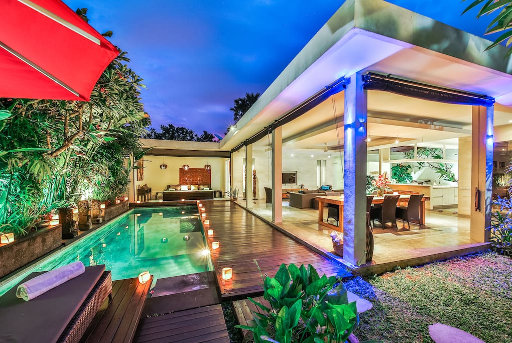 Open living room, pool and lounge