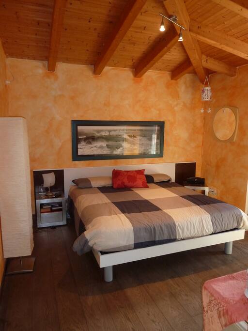 Camera dal letto matrimoniale (tv e climatizzatore)