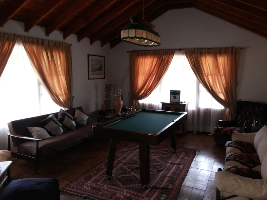 Living con mesa de mini pool
