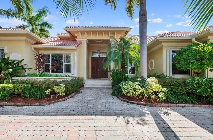 Waterfront Paradise VILLA with heated pool gallery image 4