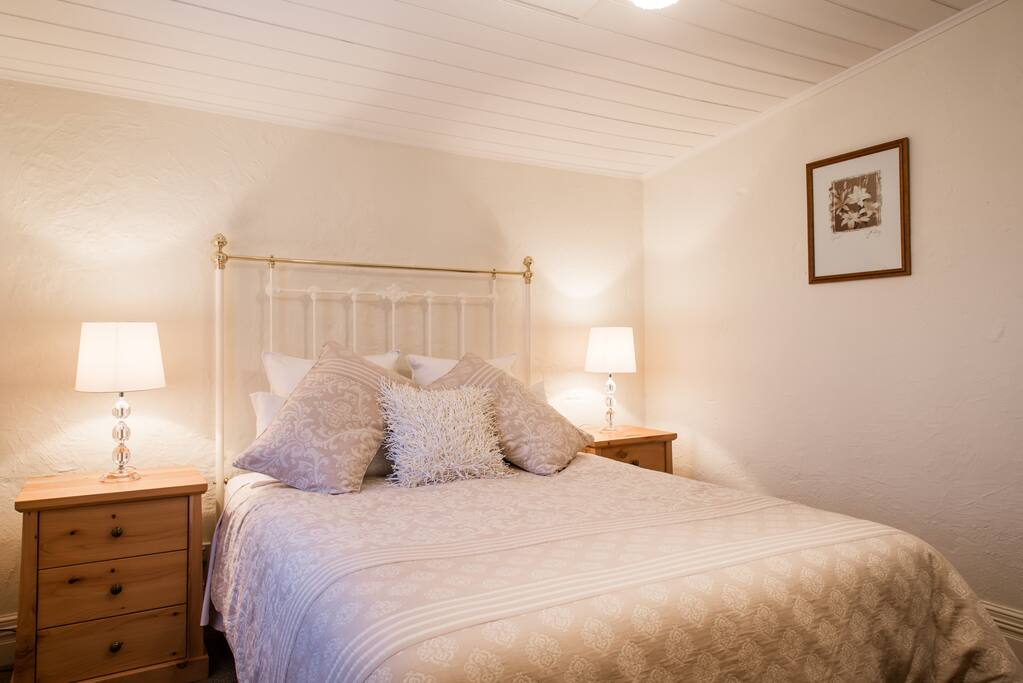 One bedroom with Queen bed