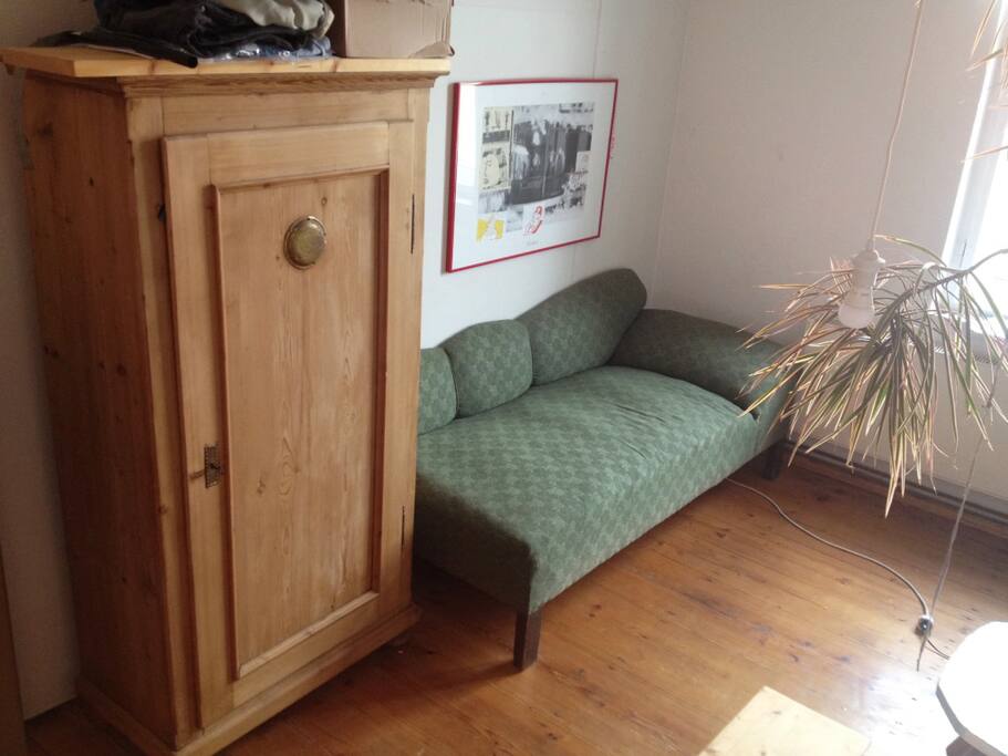 the place to hang u also can activate the table under the plant.